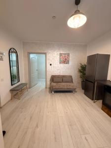a living room with a couch and a table at Cleo Residence 1 Ghiroda in Ghiroda