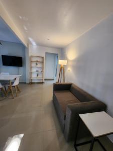 a living room with a couch and a table at Luz de Sol in Plottier
