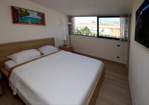 カターニアにあるCatania Wonderful Etnaviewのベッドルーム1室(白いベッド1台、窓2つ付)