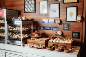 a bakery with bread and vegetables on a counter at Hotel Park Tower Savassi by Nacional Inn in Belo Horizonte