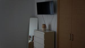 ein Zimmer mit einem Fernseher auf einer Kommode in der Unterkunft Central in Chalkida