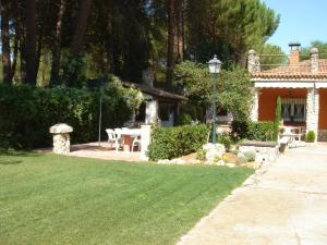 un jardin avec une table et des chaises ainsi qu'une maison dans l'établissement Ribera el Duero, à Traspinedo