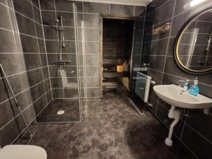 ein Badezimmer mit Waschbecken und Dusche in der Unterkunft Ailotar in Inari + 9 Fotos