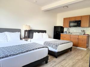 a hotel room with two beds and a kitchen at Unit 9 Waena Inn Newly Renovated Maui Private Suite in Wailuku