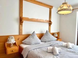 a bedroom with two beds with white pillows at Sonnenstüble in Oberstdorf