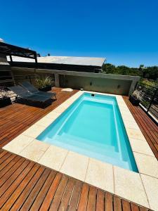 a swimming pool on top of a wooden deck at LOFTIER COSTANERA Depto 402 in Posadas