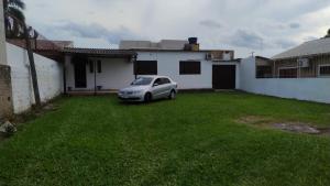 a car parked in the yard of a house at Pousada da bancários in São Gabriel