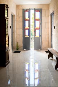 a room with two doors and a bench at Domaine de la batelle in Arles