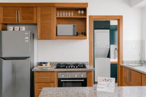 a kitchen with a stove and a refrigerator at Confortable Apartamento Centro Ciudad in Santo Domingo