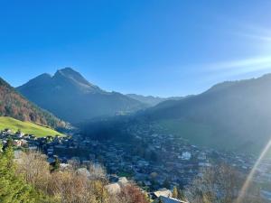 a view of a town in the mountains at Morz'Inn Vue panoramique sur les montagnes in Morzine +19 photos