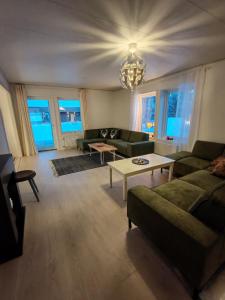ein Wohnzimmer mit Sofa und Tisch in der Unterkunft Ailotar in Inari