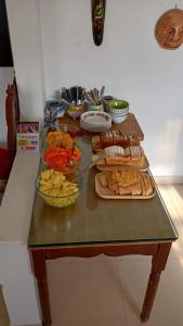 ein Tisch mit einer Menge Essen darauf in der Unterkunft Casa Tsao in Bogotá + 80 Fotos