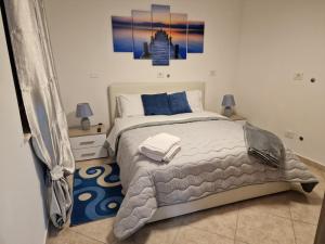 a bedroom with a large bed and two lamps at Vicolo Stretto Guest House Centro storico in Vibo Valentia