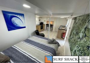 a small bedroom with a bed and a kitchen at Beckington House in Braunton