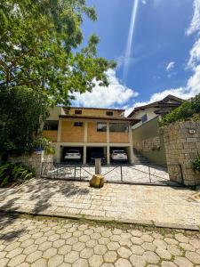 ein Haus mit einem Zaun davor in der Unterkunft Manduvi in Ilhabela