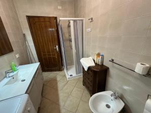 a bathroom with a shower and a toilet and a sink at Sun Moon Venice Harrysclass in Venice