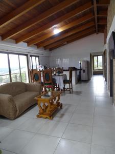 a living room with a couch and a table at Cabaña Campestre Bellavista in Paipa