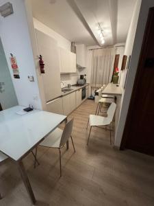 a kitchen and dining room with a table and chairs at Sun Moon Venice Harrysclass in Venice