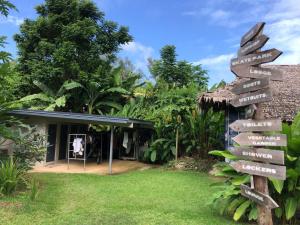 ein Wegweiser vor einem Haus in der Unterkunft Vanuatu Kite & Surfing's Surf Lodge in Port Vila + 13 Fotos