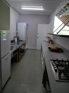eine Küche mit Arbeitsfläche und Herd Oberer Backofen in der Unterkunft Vanuatu Kite & Surfing's Surf Lodge in Port Vila