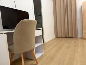 a room with a desk with a chair and a television at Hostal Gran Capitán in Toledo