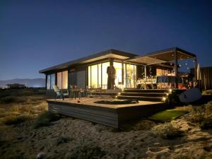 a small house in the desert at night at Paraiso junto al mar in Coquimbo +7 photos