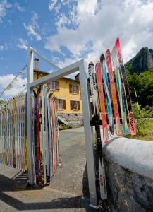 Un montón de esquís apoyados contra una valla en Gitê Casa Rural El Ambigú, en Urdos