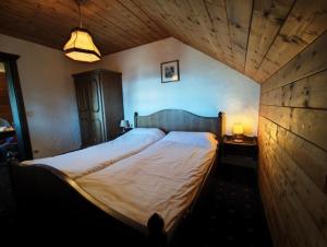 a bedroom with a large bed in a room at Nassfeld Sonnleitn by Semi in Hermagor
