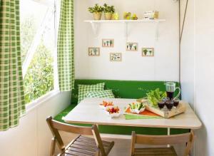 a dining room with a table and a green bench at ZEcamping 3 étoiles - bord de Loire - proximité directe des châteaux in Sully-sur-Loire