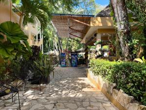 ein Innenhof eines Gebäudes mit vielen Pflanzen in der Unterkunft Hotel Ikzam Palenque in Palenque
