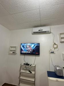 a flat screen tv on a wall in a room at Recanto do 7 in Presidente Figueiredo