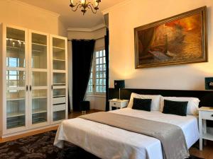 a bedroom with a bed and a painting on the wall at Villa COLONIAL in Vilaseca de Solcina