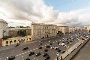モスクワにあるLux Apartmentsの車が多い賑やかな街道