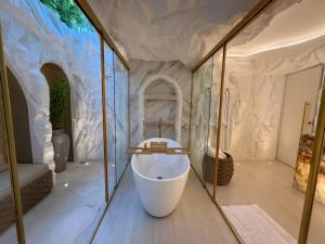 a large bathroom with a tub in a tent at Pousada Apple House Paraty in Paraty