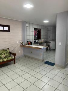 a kitchen with a counter and a table in a room at Casa Familiar Ampla - Conforto e Lazer no Frances in Praia do Frances +4 photos