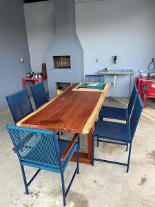a wooden table and chairs in a room at Casa Familiar Ampla - Conforto e Lazer no Frances in Praia do Frances