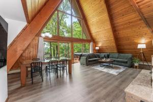 a large living room with a vaulted ceiling at Tamarack Lodge Tomahawk WI in Lake Tomahawk