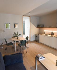 a living room with a table and a kitchen at Bauer Haus in Laborcillas