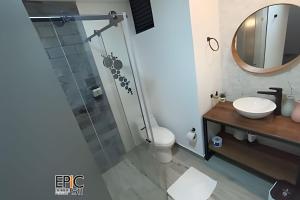 a bathroom with a shower and a toilet and a sink at Epic Suite 511 Premium Airport in Pereira +21 photos