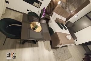 a room with a bed and a table with a plant at Epic Suite 511 Premium Airport in Pereira