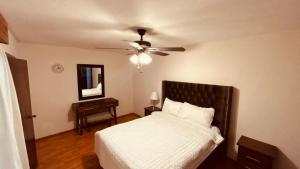 a bedroom with a bed and a ceiling fan at Flor y Canto Hotel in Matehuala