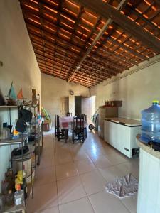 a kitchen with a table and chairs in a room at Casa no Paracuru in Paracuru
