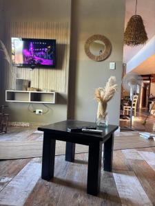 a black coffee table in a living room with a tv at Casa de verano confortable in Villa Las Rosas