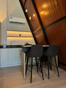 a kitchen with a table and two chairs at Âmbar Chalés in Ametista do Sul