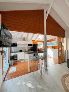 a kitchen with a table and chairs in a room at Ti kè an mwen in Pointe-Noire