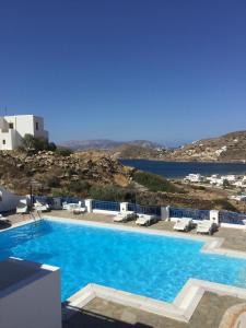 una gran piscina con vistas al océano en Rita's Place Hotel, en Ios Chora