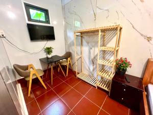 a small room with a table and a television at Khách Sạn LaMere Bến Tre in Ben Tre