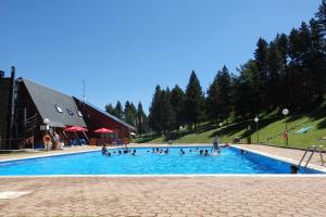 un grupo de personas en una piscina en Alberg Residència Esportiva Els Isards, en La Molina