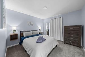 a bedroom with a large bed and a dresser at New Spacious Renovated Townhouse in Spring Hill
