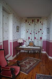 Una habitación con una mesa y una silla en una habitación en Le Domaine de Rochefort, en Dissangis
